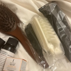 詰め合わせ　ヘアブラシ　トリートメント美容液　イブサンローラン等の画像