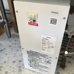 TOTO小型電気温水器RESK06A1と業務用シンク 