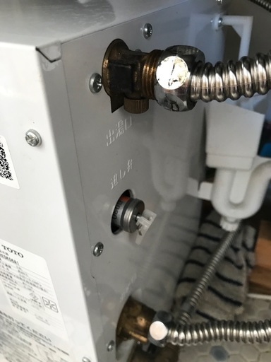 TOTO小型電気温水器RESK06A1と業務用シンク 