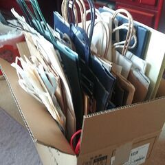 大量の手提げ袋の画像