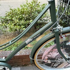 🔶新車🔶　26インチ　152㎝～　SHIMANO/外装6段変速　LEDオートライト　ローラーブレーキ　カートリッジBB　マットグリーン　アサヒサイクル/べレッグ　点検調整永久無料✨　西宮市　自転車　ファッションサイクル　通学の画像