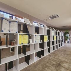大量のオフィス家具を処分します(展示品 5ヶ月間)