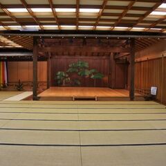 書道教室、能舞台の中の和室で、四季折々の自然を感じながらきれいな字を書いてみませんか。1回、1，０００円で始められます！（小学生から大人まで募集中）の画像