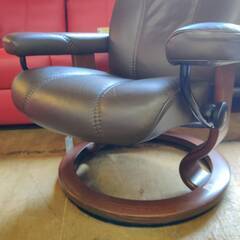 【愛品倶楽部柏店】EKORNES (エコーネス) コンサル ストレスレスチェア＆オットマンSET 【Sサイズ】座面「ブラウン」脚部「ウォルナット」の画像