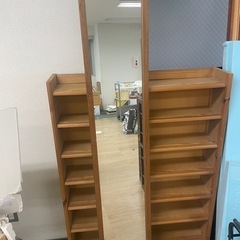 スチールの引き出し、木製の棚とさ、姿見、オフィス椅子
