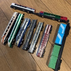 金属製のミニ電車　9台の画像
