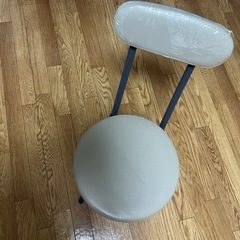 折りたたみ椅子の画像