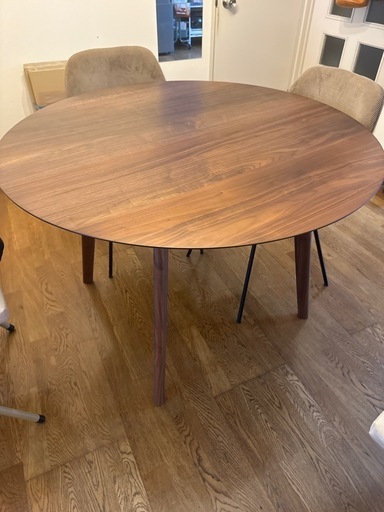 円形ダイニングテーブル　4人向け　北欧デザイン