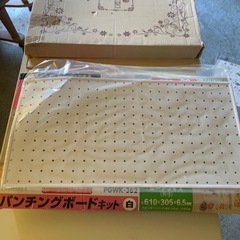 未使用ですが、壊れてます、、壁掛け　パンチングボードキット　白　箱付き の画像