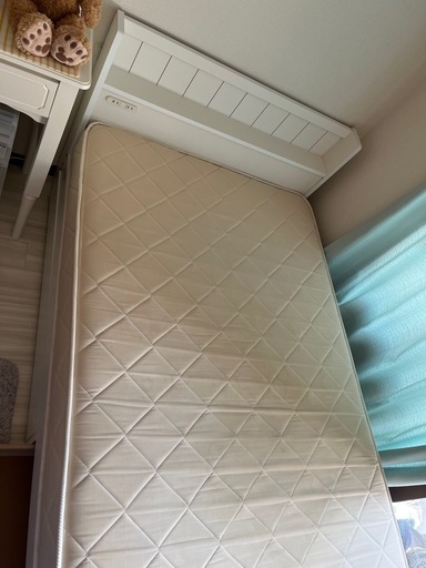 日本製シングルベッド　白フレーム　女の子