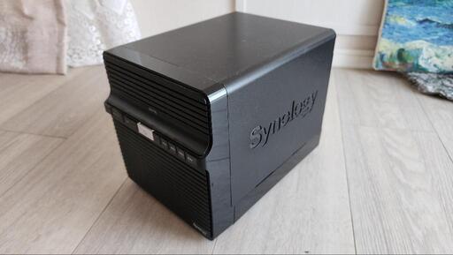 Synology NAS DS418j（HDDはありません）