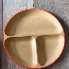 木製の食事プレートの画像