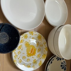 食器　お皿　2個セット　各100円　の画像