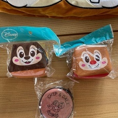 チップとデール　クッションと新品未開封ポーチ