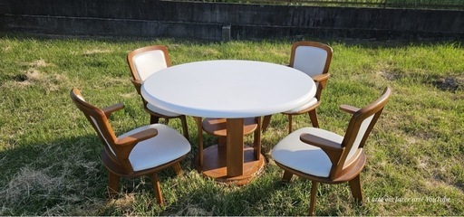 丸ダイニングテーブルと回転チェア