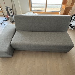 グレーソファーベッドの画像