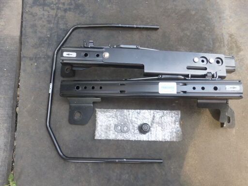 トヨタ　アクア用　レカロ純正シートレール　運転席　10系