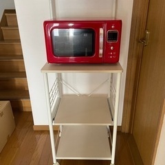 電子レンジとレンジ台のセットの画像