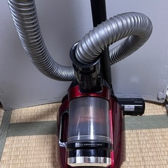 ☆明日引き取り限定値下げ☆東芝 掃除機 サイクロン 軽量 自走式 吸引力 強力 赤 レッド コンパクト ゴミを圧縮 ゴミ捨て簡単 抗菌加工 コード式 水洗いOK エコモードの画像