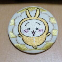 ちいかわ 刺繍缶バッジ　うさぎ（パジャマ）