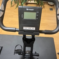 STEADY フィットネスバイク 【 Designed in Japan 独自開発の非接触式airホイール®︎ / 静音/専用モニター (心拍数/距離/カロリー/スピード) 折りたたみ 】ST120 タブレットホルダー 背もたれありの画像