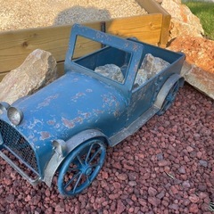 鉄製の車、ロックガーデン