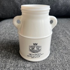陶器の入れ物の画像