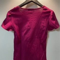 ブラウス　半袖　Tシャツ　ショッキングピンク　レディース　オフィスカジュアルの画像