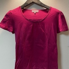 ブラウス　半袖　Tシャツ　ショッキングピンク　レディース　オフィスカジュアルの画像