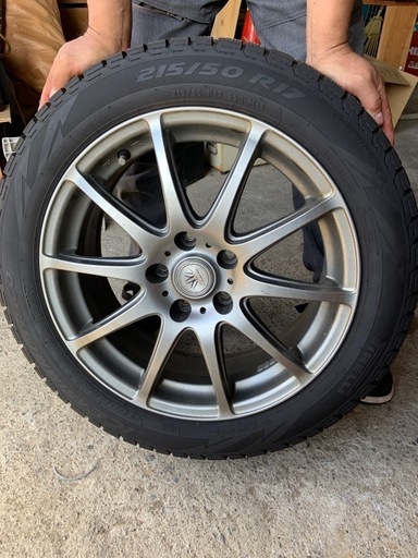 215/50 R17 スタッドレスタイヤ　プリウスαに使用。