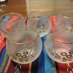 レトロな麦茶グラスとおしぼり入れ5客分の画像