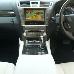 ★美車★22年式★LS600hLバージョンUZ★４人乗り★純正ナビ★白本革★サンルーフ★ナイトビュー★車検7年3月の画像