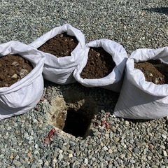 庭の土(土嚢袋入り)を貰ってください