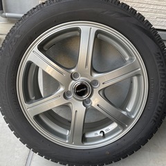 スタッドレスタイヤとホイールの画像