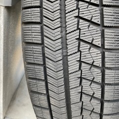 スタッドレスタイヤとホイールの画像