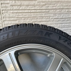 スタッドレスタイヤとホイールの画像