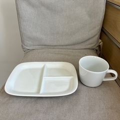 IKEA 食器　プレート　コップの画像