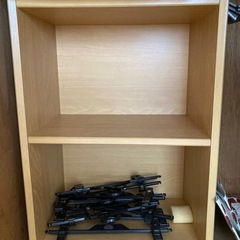 ベッド、カラーボックスの画像