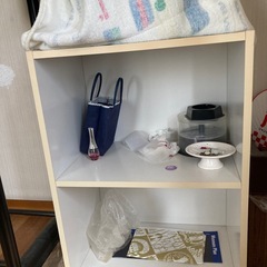 ベッド、カラーボックスの画像