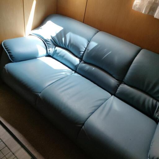 ブルーのソファ
