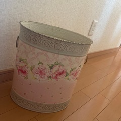お花いれてもゴミ箱にしても可愛いです