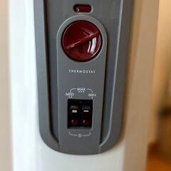 【美品】【現行モデル】デロンギ　オイルヒーター　1200W　タイマー付　 ホワイト＋ミディアムグレー　H770812EFSN-GYの画像