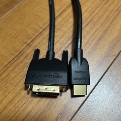 フルHDディスプレイとケーブルの画像