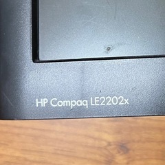 フルHDディスプレイとケーブルの画像