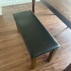 冷蔵庫、ダイニングテーブル、椅子
の画像