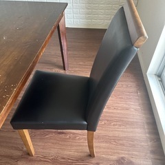 冷蔵庫、ダイニングテーブル、椅子
の画像