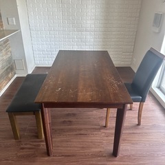 冷蔵庫、ダイニングテーブル、椅子
の画像