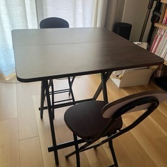 折りたたみ式テーブルの画像