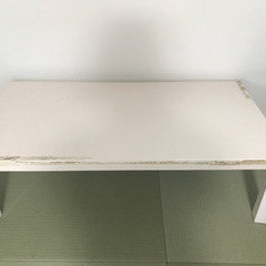 白テーブル　テープ汚れあり。
