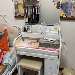 ドレッサー本体と椅子